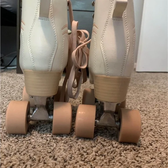 Chic Cream Roller Skates with Pink Accents - Picture 3 of 3